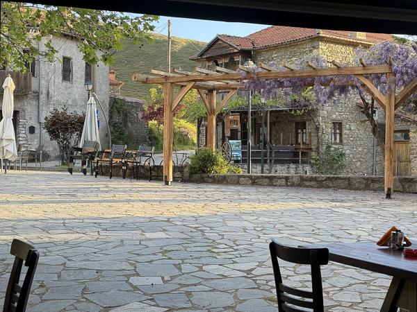 <h3>Dorpplein</h3><p>Het stadje is behoorlijk toeristisch, veel hotels en restaurantjes.  Wel fijn dat je Griekenland rond zes uur al kunt eten.</p>Apple met iPhone 16 Pro back triple camera 6.765mm f/1.78, 1/260 sec  bij F1.8, ISO 64